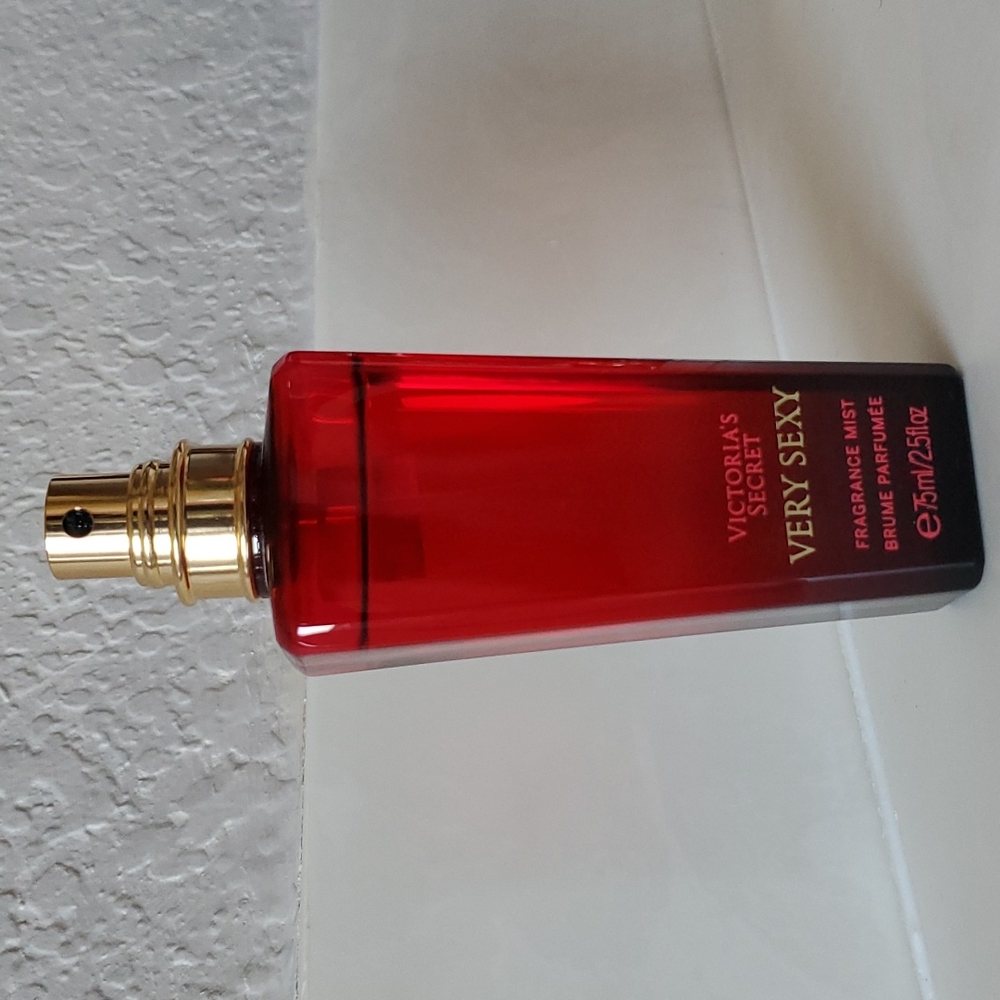 VICTORIA'S SECRET VERY SEXY FRAGRANCE BODY MIST 2.5 oz 75 ml - TRAVEL SIZE